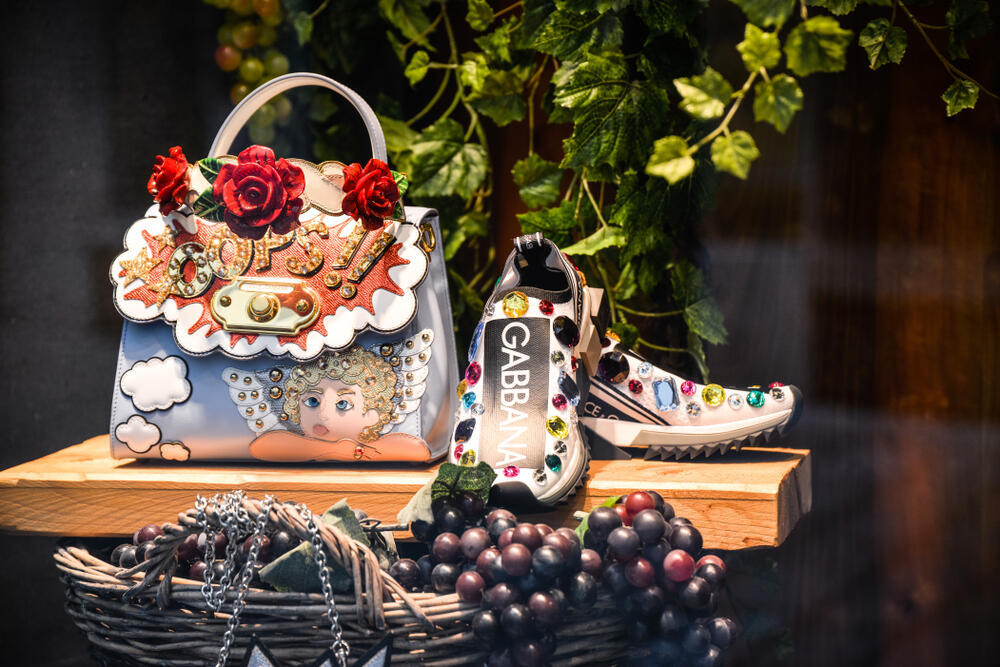 חנות רגילה של המותג במילאנו Dolce & Gabbana. הלל לסגנון המקסימליסטי (צילום: Casimiro PT, shutterstock) חנות רגילה של המותג במילאנו Dolce & Gabbana