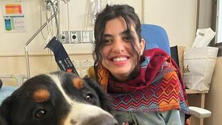 יעל עם הכלב שלה סקיי שאותו אימצה מבית שהזניח אותו