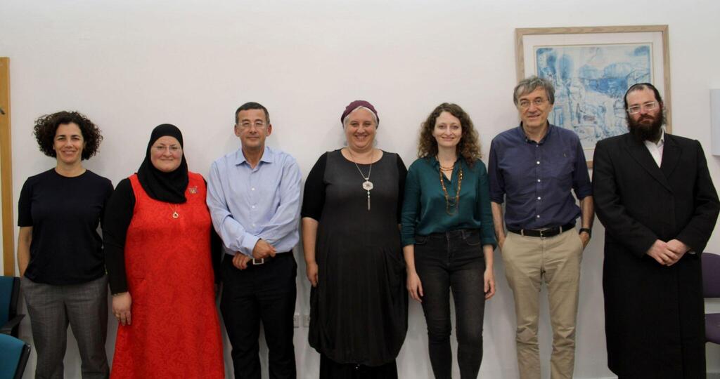 מימין לשמאל: הרב יוסף קמינר, פרופ' משה הלברטל, פרופ' נטע ברק קורן, הרבנית תרצה קלמן, ד"ר יהודה מימרן, גדיר האני, פרופ' חני לרנר מימין לשמאל: הרב יוסף קמינר, פרופ' משה הלברטל, פרופ' נטע ברק קורן, הרבנית תרצה קלמן, ד"ר יהודה מימרן, גדיר האני, פרופ' חני לרנר