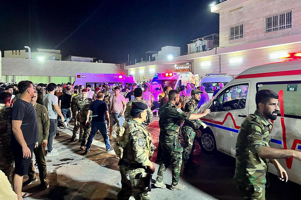 Iraqi emergency teams evacuate wounded from the deadly wedding fire (Photo: Zaid Al Obeidi / AFP) Iraqi emergency teams evacuate wounded from the deadly wedding fire