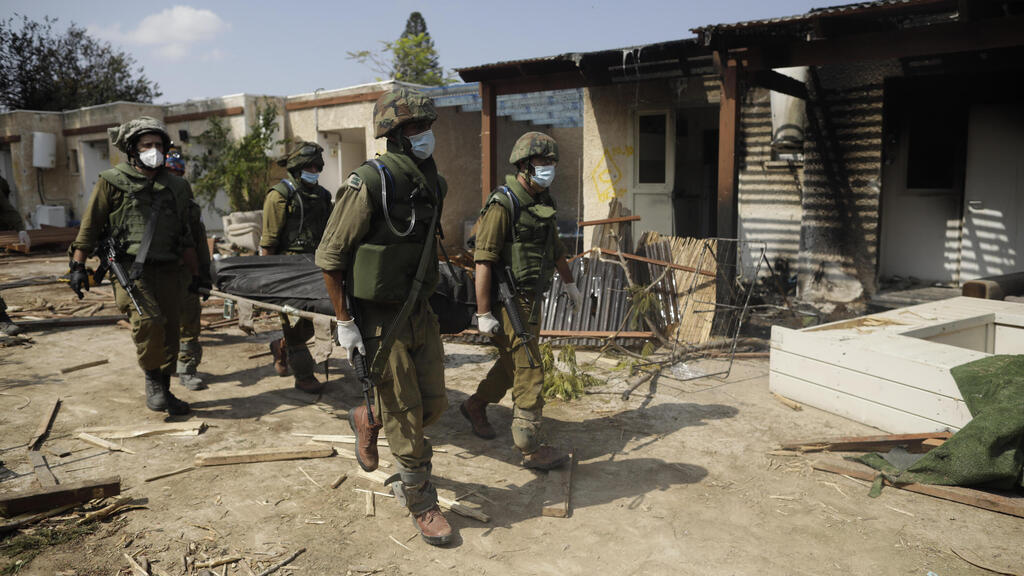 ISF soldiers prepare to remove Hamas victims in Kibbutz Kfar Aza (Photo: Amir Levy/Getty Images) כפר עזה