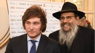 חאבייר מיליי לצד השליח הראשי של חב"ד בארגנטינה, הרב צבי גרינבלט