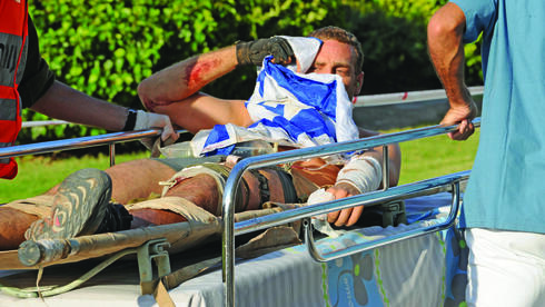עמרי מיכאלי עטוף בדגל ישראל ב"צוק איתן"