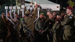 הרמטכ״ל הרצי הלוי בהדלקת נר שלישי של חנוכה עם חיילי ומפקדי חטיבת הנח״ל