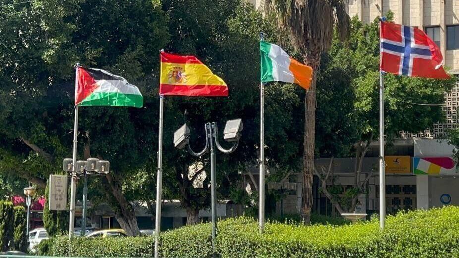 דגלי ספרד נורבגיה ואירלנד מונפים מחוץ לעיריית שכם