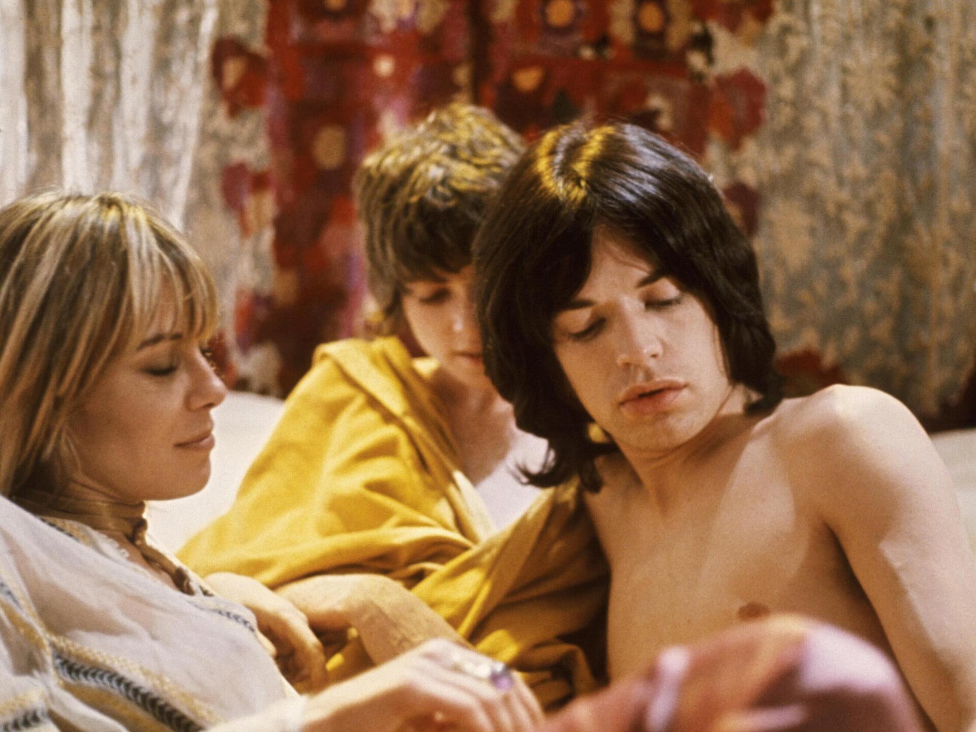 אניטה פלנברג ומיק ג'אגר בסרט "פרפורמנס", 1970