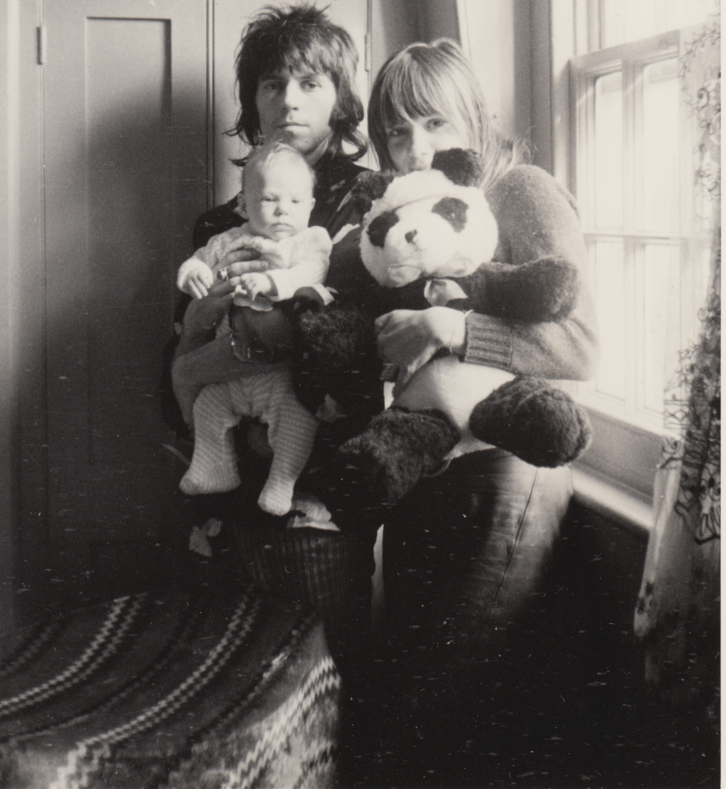אניטה פלנברג, קית' ריצ'רדס ומרלון התינוק. מתוך הסרט "מושכת אש: סיפורה של אניטה פלנברג"
