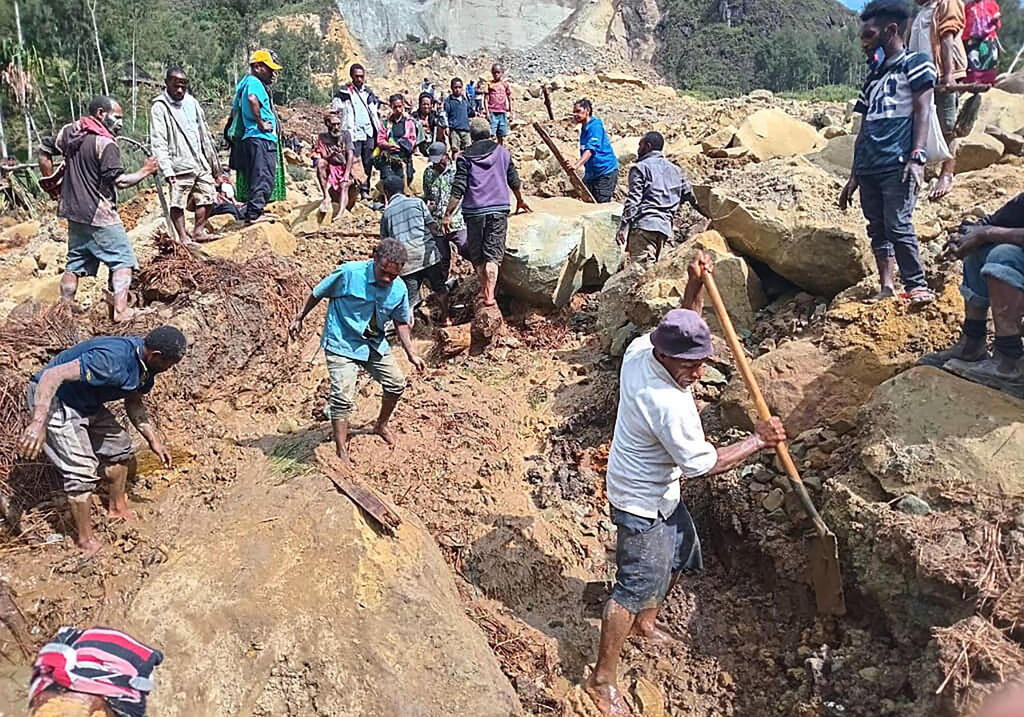 פפואה גינאה החדשה אסון מפולת בוץ אדמה יותר מ 2,000 נקברו