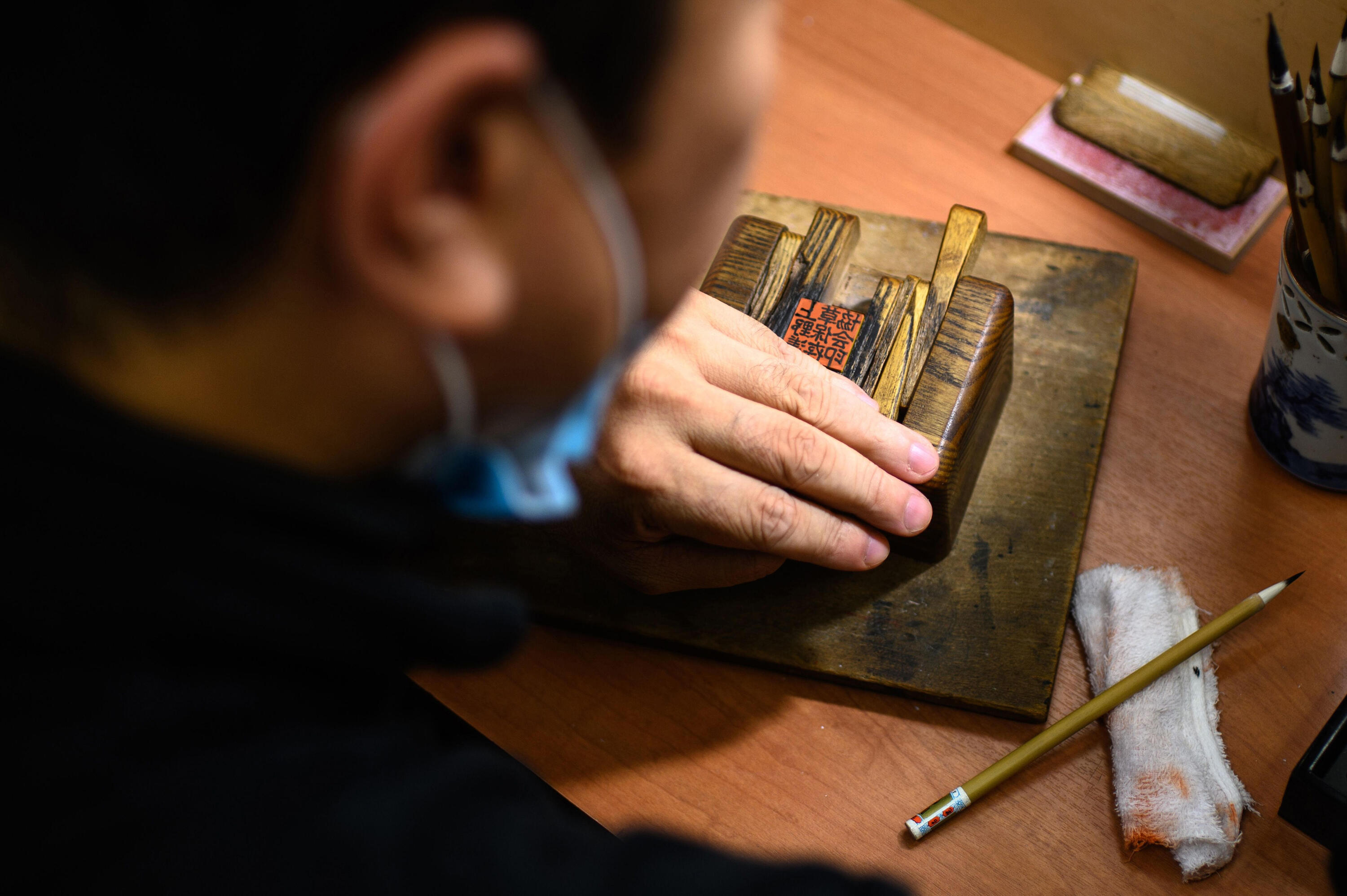 יפן חותמות הנקו טקהירו מקינו בעל מלאכה ש מכין חותמות (צילום: AFP)