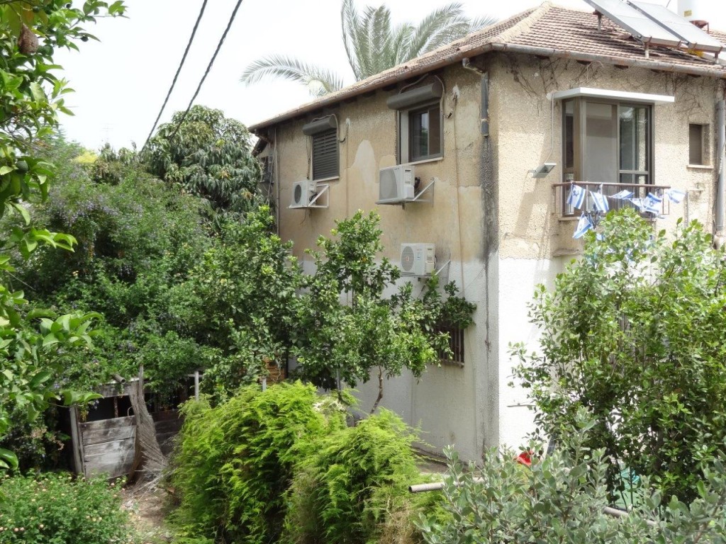 בית עם גג רעפים באבא הלל סילבר
