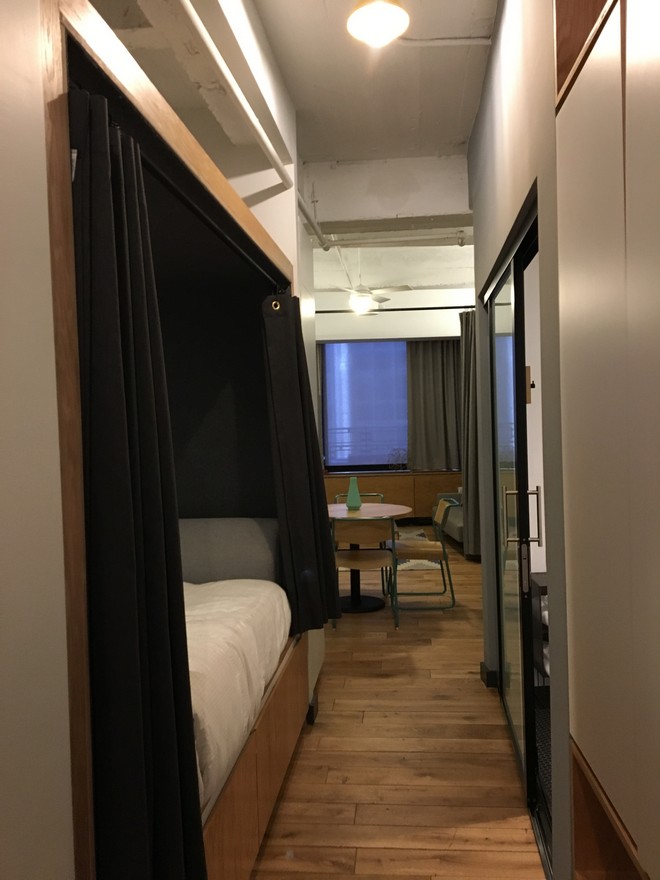 WeLive ניו יורק- מיטה בחדר במלון לשלושה שותפים