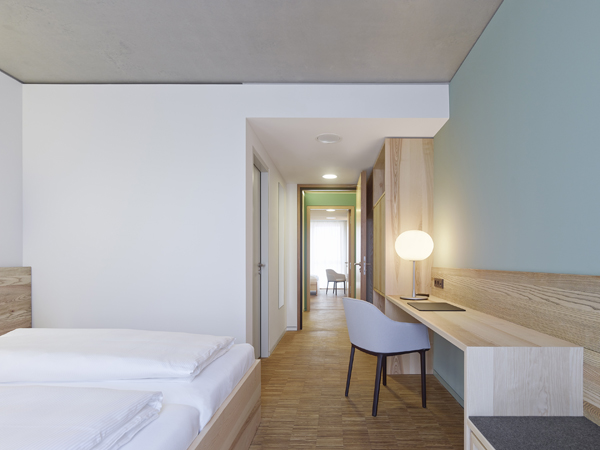 עיצוב פנים של חדרי המלון עושה שימוש בעץ מקומי. תכנון: Barkow Leibinger,  צילום: Zooey Braun 