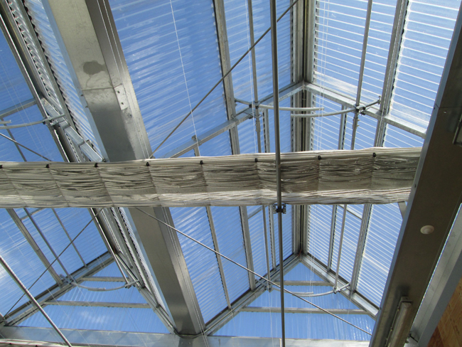 פרט תריסים מתכוננים על הגג, פוליקרבונט פשוט של חממות. צילום: יעל גלעד