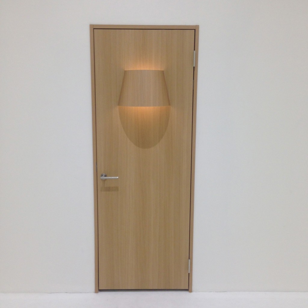 סדרה אחרת בתערוכה היא דלתות לא שגרתיות. כאן, למשל, זאת מנורה