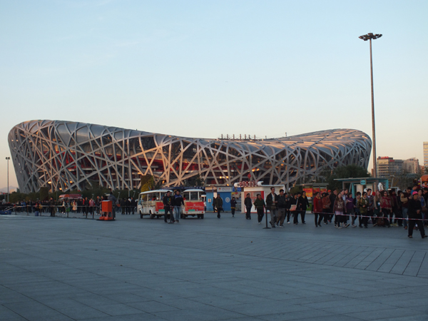 אצטדיון הקן במתחם האולימפי העצום והשומם