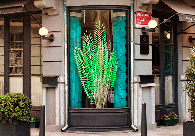 חלון ראווה העשוי מזלגות פלסטיק ירוקים בעיצובה של פינאר אקורט