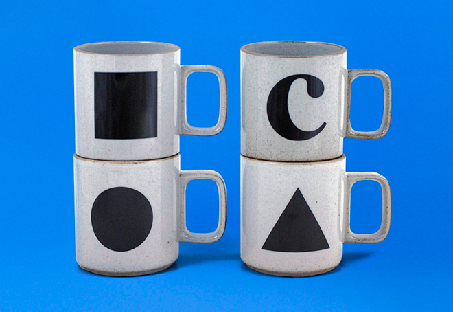 כוסות קפה המיצוגות את הלוגו הגיאומטרי שיצר עבור הMOCA / עיצוב: Chermayeff & Geismar & Haviv
