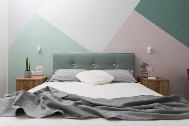 קיר גיאומטרי בגב המיטה בעיצוב רונה טמקין. צילום: שירן כרמל 
