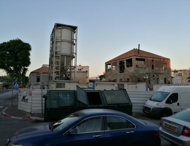 ברחוב הרצל 136-138 כבר החלו העבודות להקמתם של שני בניינים בתכנונו של אדריכל אין פיבקו. בית הבאר ישומר, 16 ביולי 2017