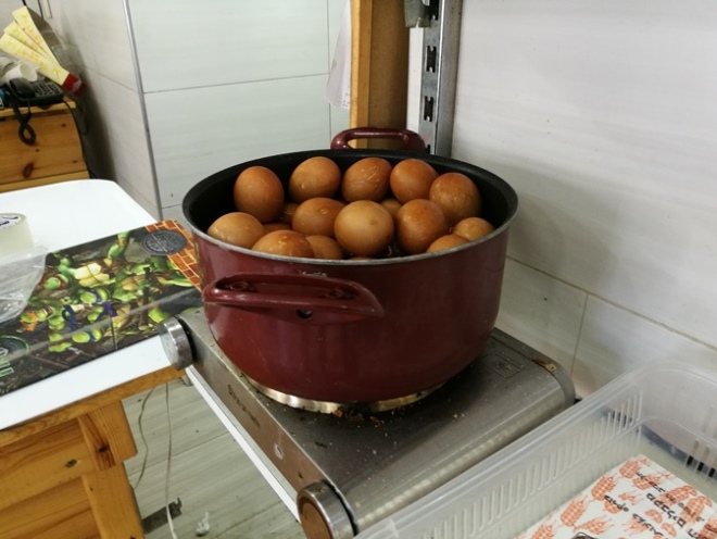 שומרים על המסורת: מבשלים מדי בוקר סיר ביצים קשות לבורקס, רחוב שטרן, 28 במאי 2017