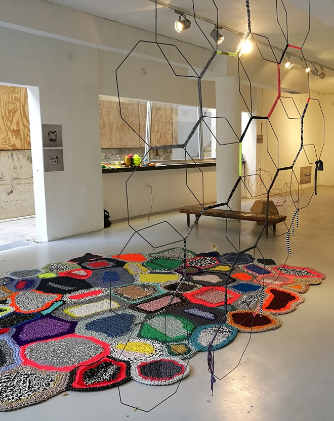 בגלריה במהלך הקמת התערוכה: השטיח והשבכה (צילום: ציפה קמפינסקי)