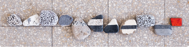 צילום האבנים מההזמנה לתערוכה (צילום: שירי כנעני)