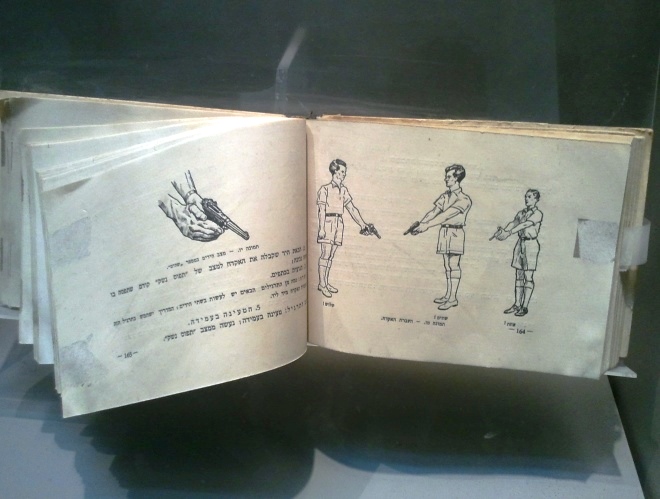 מדריך לירי באקדח, מתוך התצוגה במוזיאון הלח