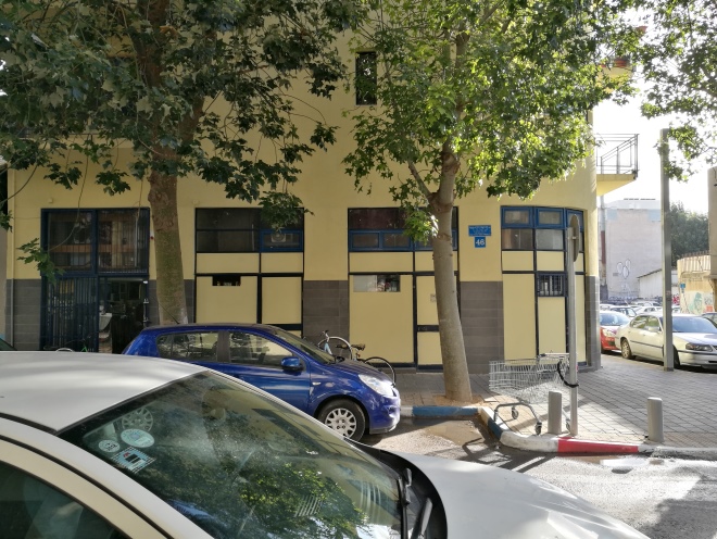 שלוש חנויות שהוסבו לדירות גלריה עם ויטרינות אטומות, ומשמאל חנות הבדים עם הסורגים הכחולים. 15 בינואר 2018
