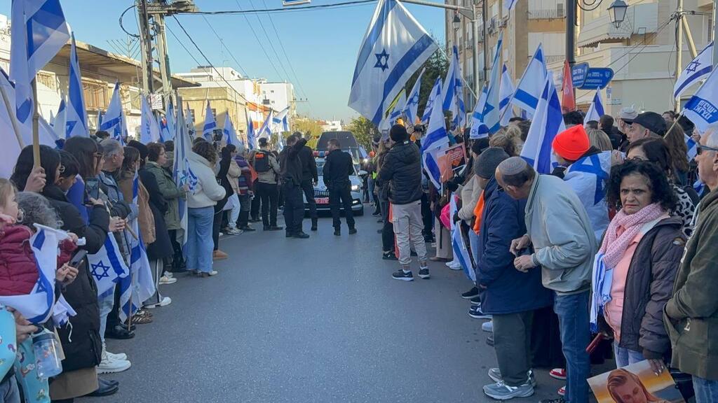 La foule devant le Hevt Kadisha à Rishon LeZion est venue rendre hommage à la famille Bivas