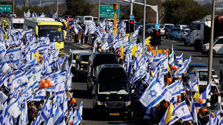 שיירת דגלים באשקלון לכבוד משפחת ביבס שמובאים לקבורה