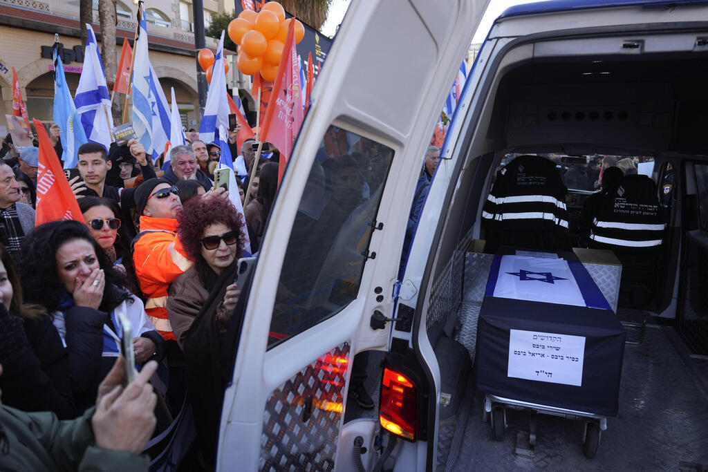 Le véhicule contenant les cercueils de la famille Bibs à l'extérieur de la Société Kadisha à Rishon LeZion