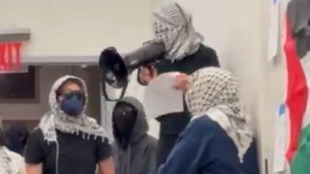 קבוצה של עשרות סטודנטים פרו פלסטינים מאונ