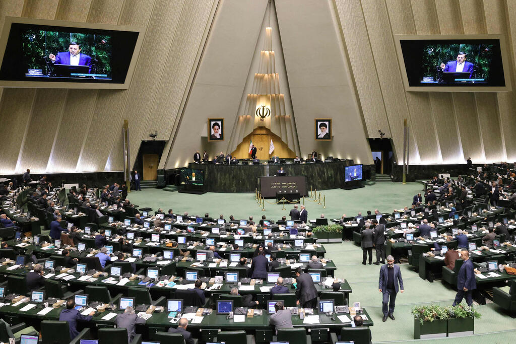 Iran's Finance Minister Abdolnaser Hemmati delivers a speech to members of parliament in Tehran on March 2, 2025, during impeachment proceedings against him 