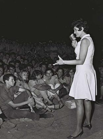 אלגנטית בהופעה מול חיילים, 1967 (צילום: דויד אלדן, לעמ)