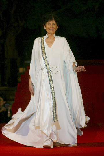 מדגמנת שמלה לבנה בתצוגת אופנה המצדיעה לרות דיין, 2003 (צילום: ג'רמי פלדמן)