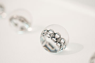 כדורי הזכוכית בתערוכה מגדילים את הטבעת (צילום: אלעד חיזקי)