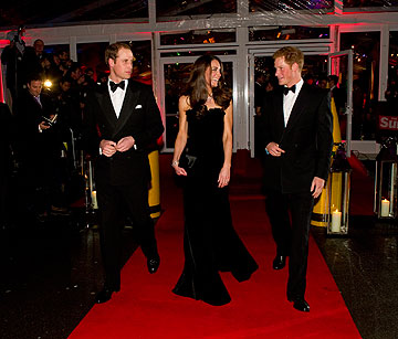 סקסית בשמלת סטרפלס שחורה, עם הנסיכים וויליאם והארי (צילום: gettyimages)