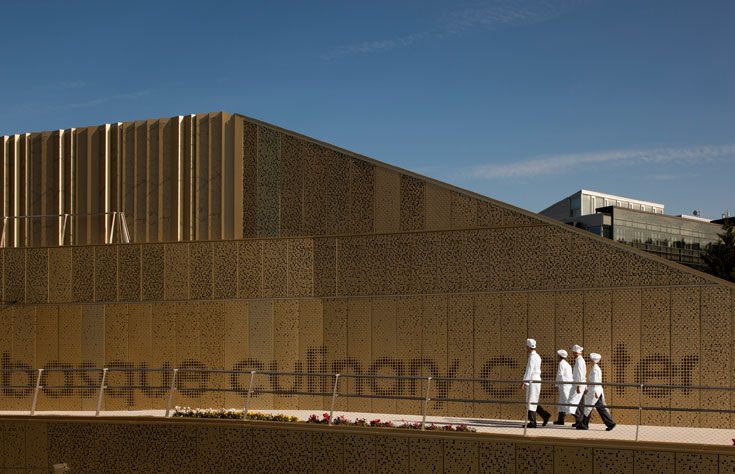 הטבחים צועדים בסך. המרכז הקולינרי בסן סבסטיאן נחנך השבוע (צילום: Fernando Guerra)