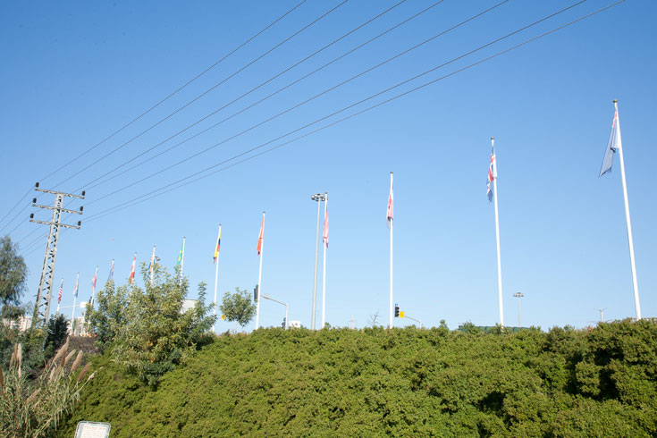 33 דגלים לכבוד המדינות שתמכו בהקמתה של מדינת ישראל מתנוססים בכניסה לגן (צילום: טל ניסים)
