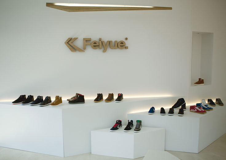 התצוגה המינימליסטית של הסניקרס, שמזכירה העמדה של נעליים יוקרתיות, מעניקה להן חשיבות יתרה כאובייקטים (צילום: Feiyue Shoes)