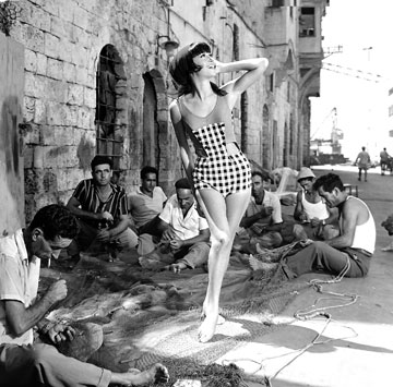 צילומים לגוטקס בנמל יפו, 1963 (צילום: מולה עשת)