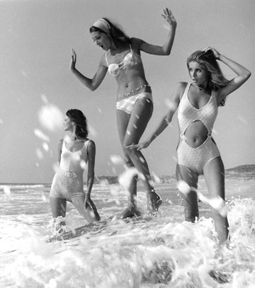 חני פרי, דניאלה טולדנו ודוגמנית מחו''ל לבגדי הים דיווה, 1969 (צילום: מולה עשת)