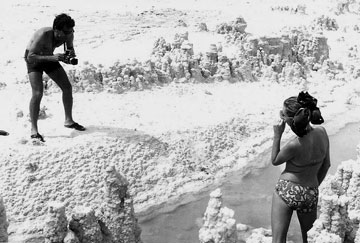 מולה עשת וקארין דנסקי בצילומים בים המלח (צילום: מולה עשת)