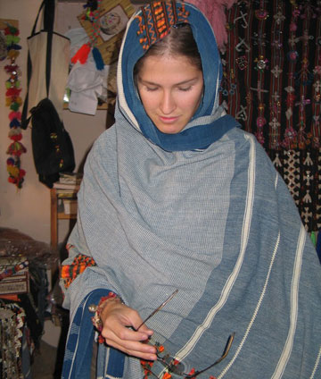 לי זיו עוטה לבוש נשי מסורתי בסיווה. עניין של נקודת מבט. צילום: אניס כהן