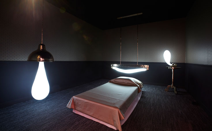 מנורות wonderlamps של המעצבת פיקה ברגמנס וסטודיו יוב באחד החדרים ב-dream box. הטפטים, המיטה והמצעים נאספו מהמציגים ביריד המסחרי (צילום: Francis Amiand)