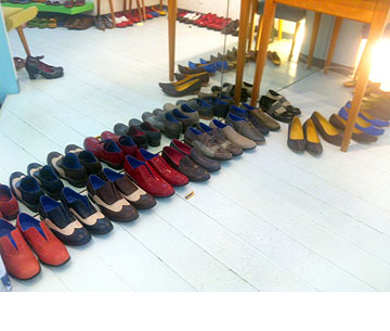 נעליים של אדי כלאב. עודפים בחנות הירושלמית במחירים 490-390 שקל (צילום: אבי ולדמן)