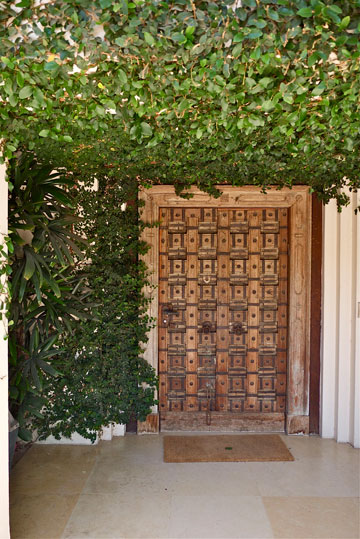 דלת הכניסה לביתו של אריה פרייברגר (צילום: איתי סיקולסקי)