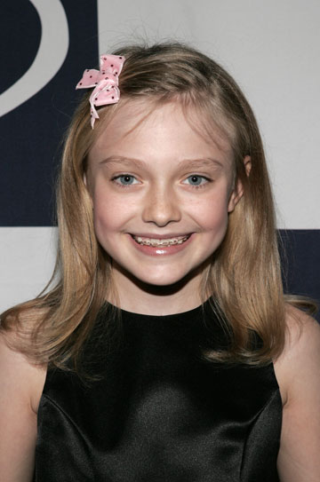 מברווזון עם שיניים עקומות לשחקנית עם החיוך הכי יפה בארצות הברית. דקוטה פנינג, 2005 (צילום: gettyimages)
