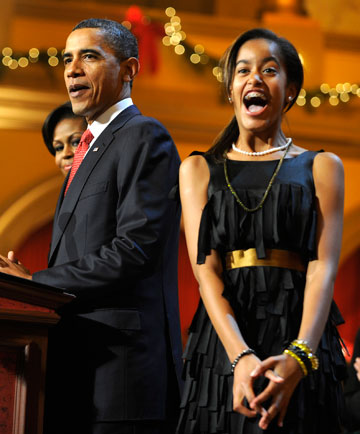 מחייכת כל הדרך לאורטודנט. מליה אובמה ואבא ברק אובמה (צילום: gettyimages)