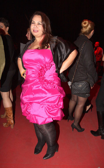 אמירה בוזגלו בשמלה שקיבלה ביקורת ''שוק''. ''העיקר שכתבו את השם שלה נכון'' (צילום: ענת מוסברג)